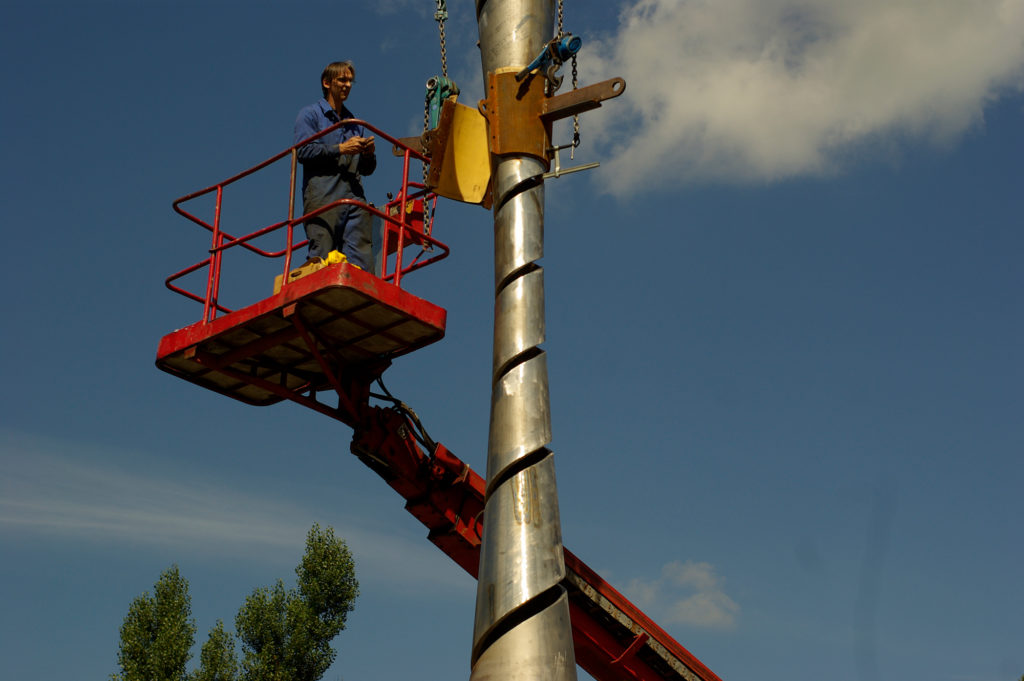 Martin Willing beim Aufrichten der Skulptur Hyperboloid 2007