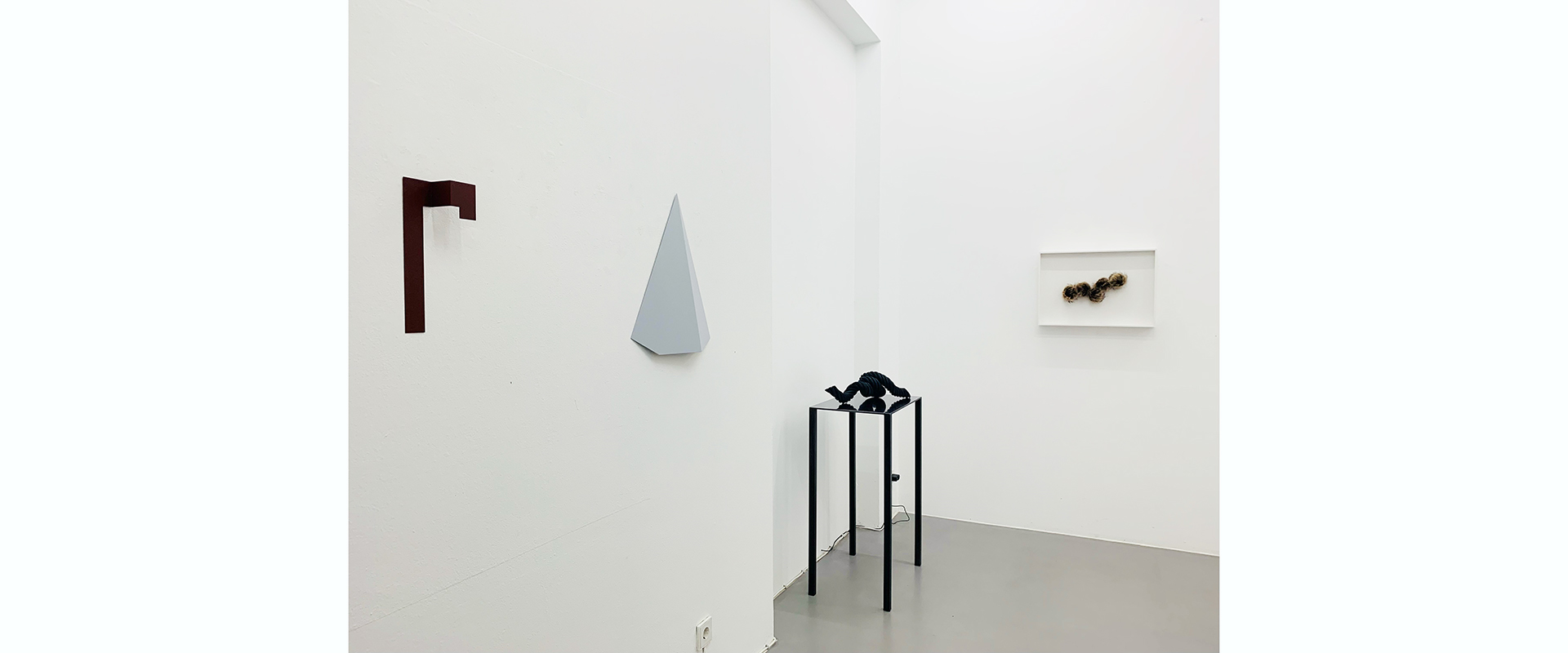 Ausstellungsansicht "In Good Shape. Shaped Canvases & Metals", Galerie Renate Bender 2024