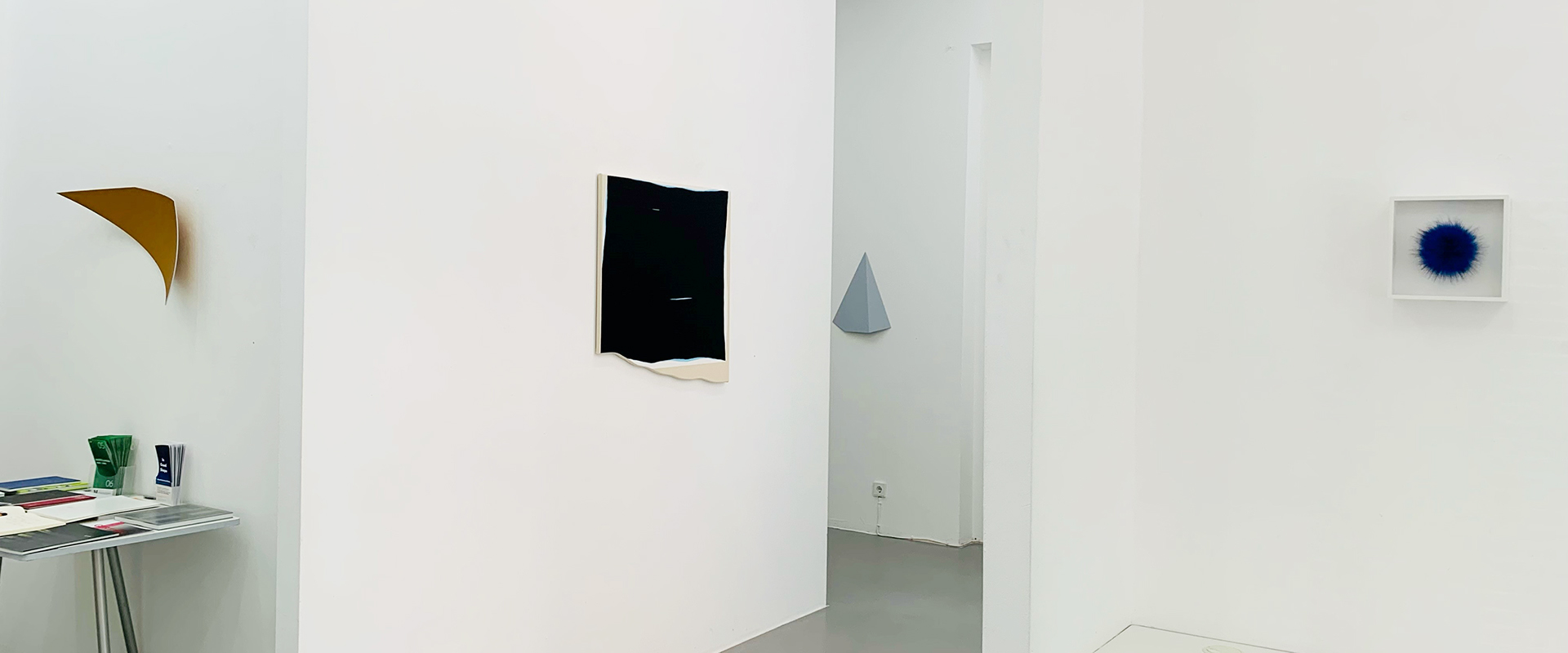 Ausstellungsansicht "In Good Shape. Shaped Canvases & Metals", Galerie Renate Bender 2024
