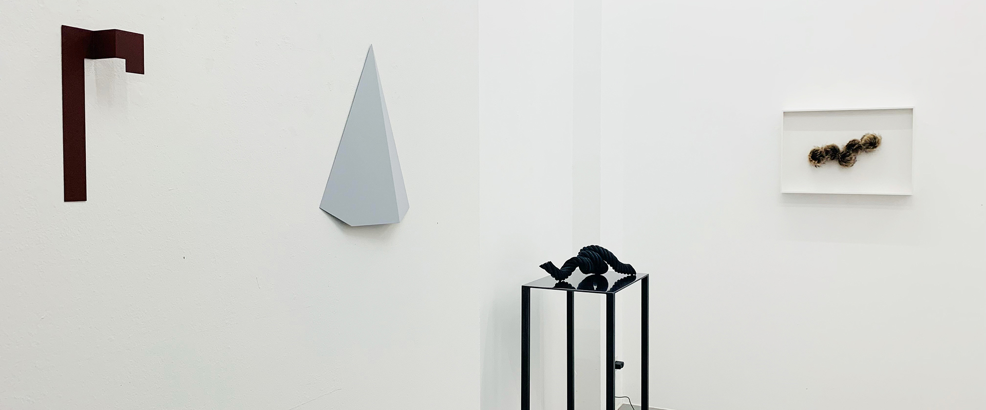 Ausstellungsansicht "In Good Shape. Shaped Canvases & Metals", Galerie Renate Bender 2024