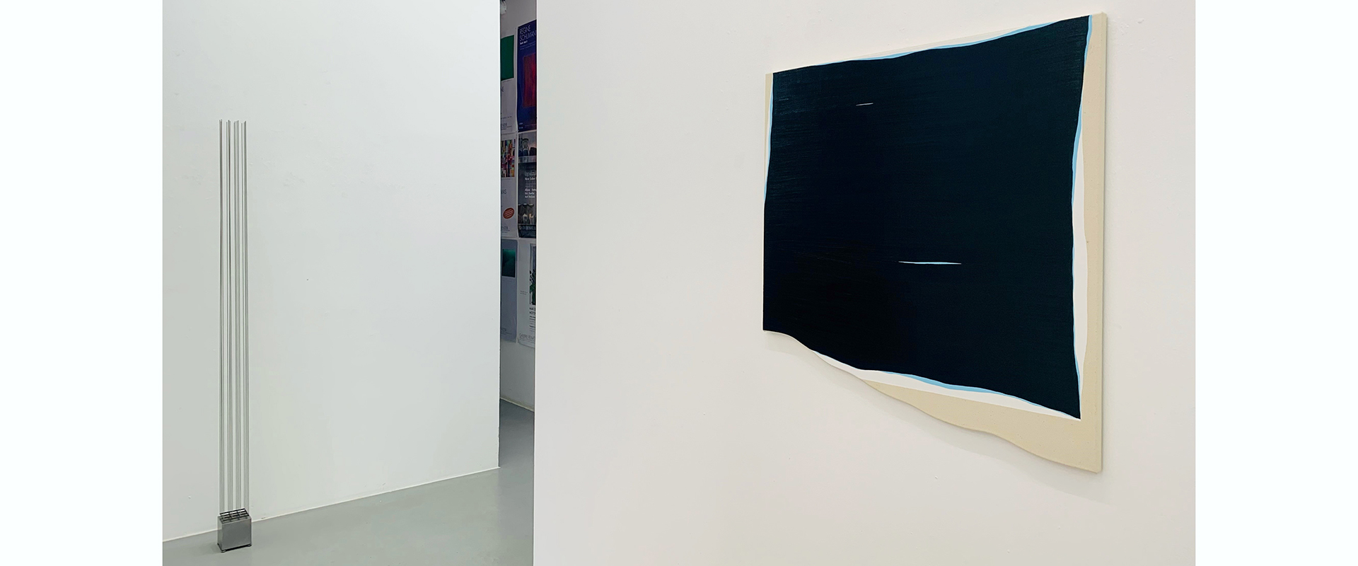 Ausstellungsansicht "In Good Shape. Shaped Canvases & Metals", Galerie Renate Bender 2024