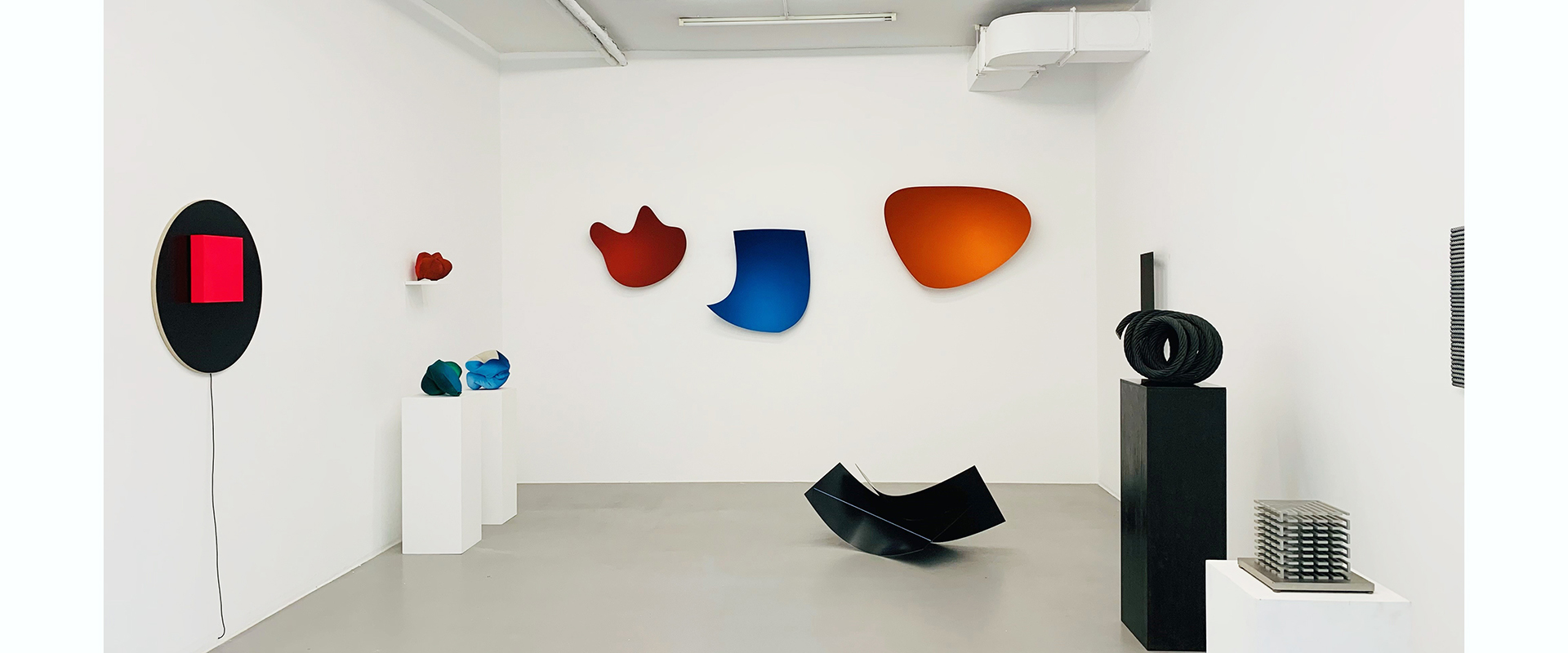 Ausstellungsansicht "In Good Shape. Shaped Canvases & Metals", Galerie Renate Bender 2024