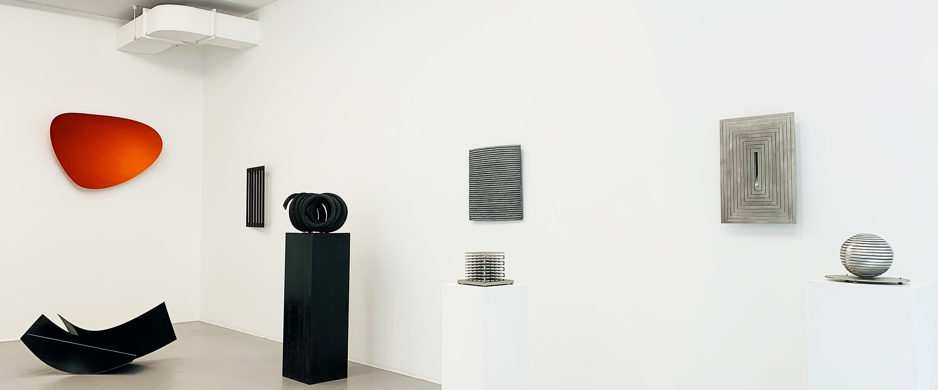 Ausstellungsansicht "In Good Shape. Shaped Canvases & Metals", Galerie Renate Bender 2024