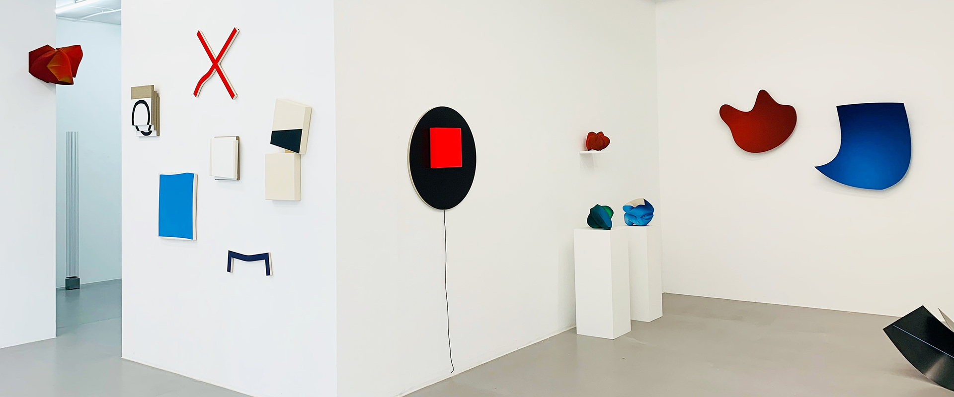 Ausstellungsansicht "In Good Shape. Shaped Canvases & Metals", Galerie Renate Bender 2024