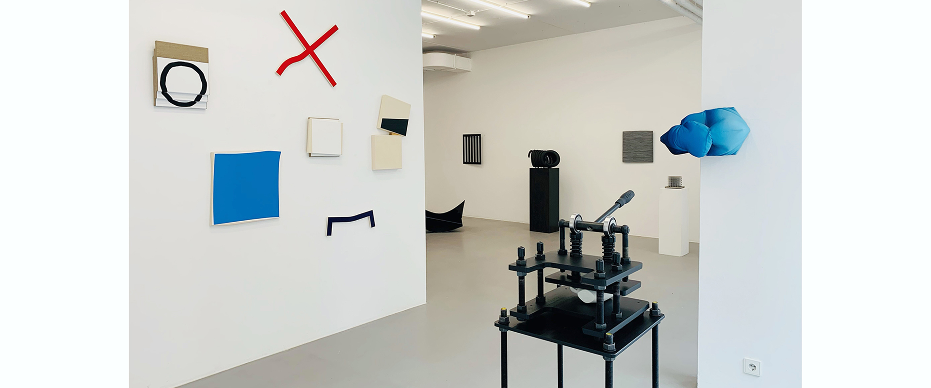 Ausstellungsansicht "In Good Shape. Shaped Canvases & Metals", Galerie Renate Bender 2024