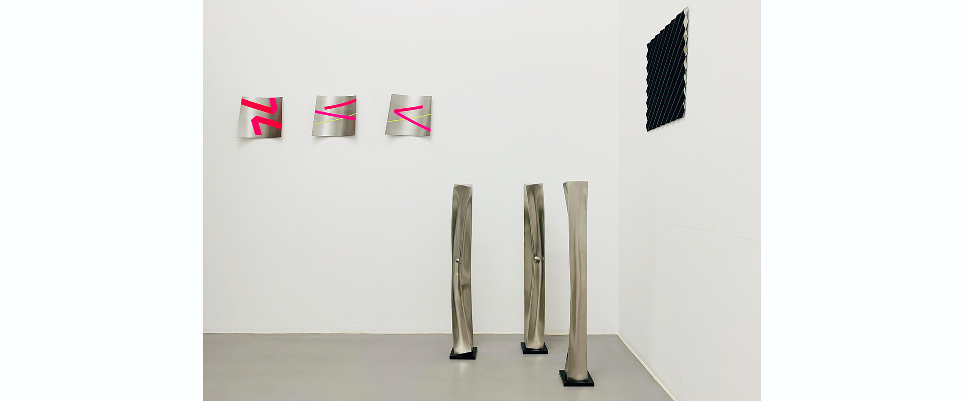 Ausstellungsansicht "In Good Shape. Shaped Canvases & Metals", Galerie Renate Bender 2024