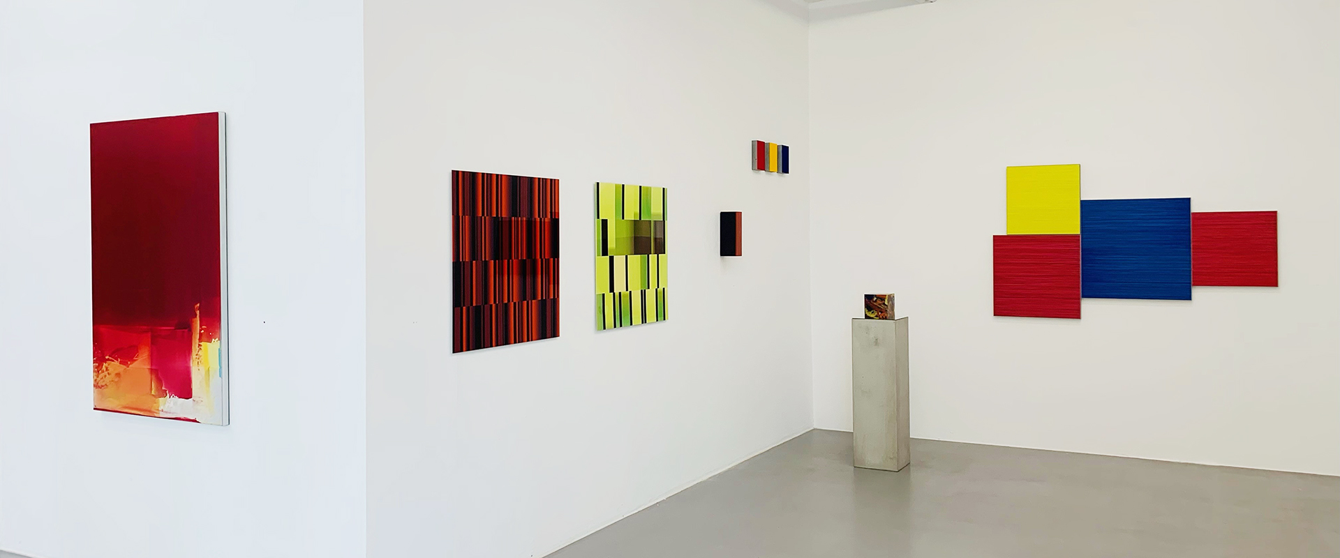 Ausstellungsansicht "Who’s Afraid of Red, Yellow and Blue? A Homage to Barnett Newman", Galerie Renate Bender 2024