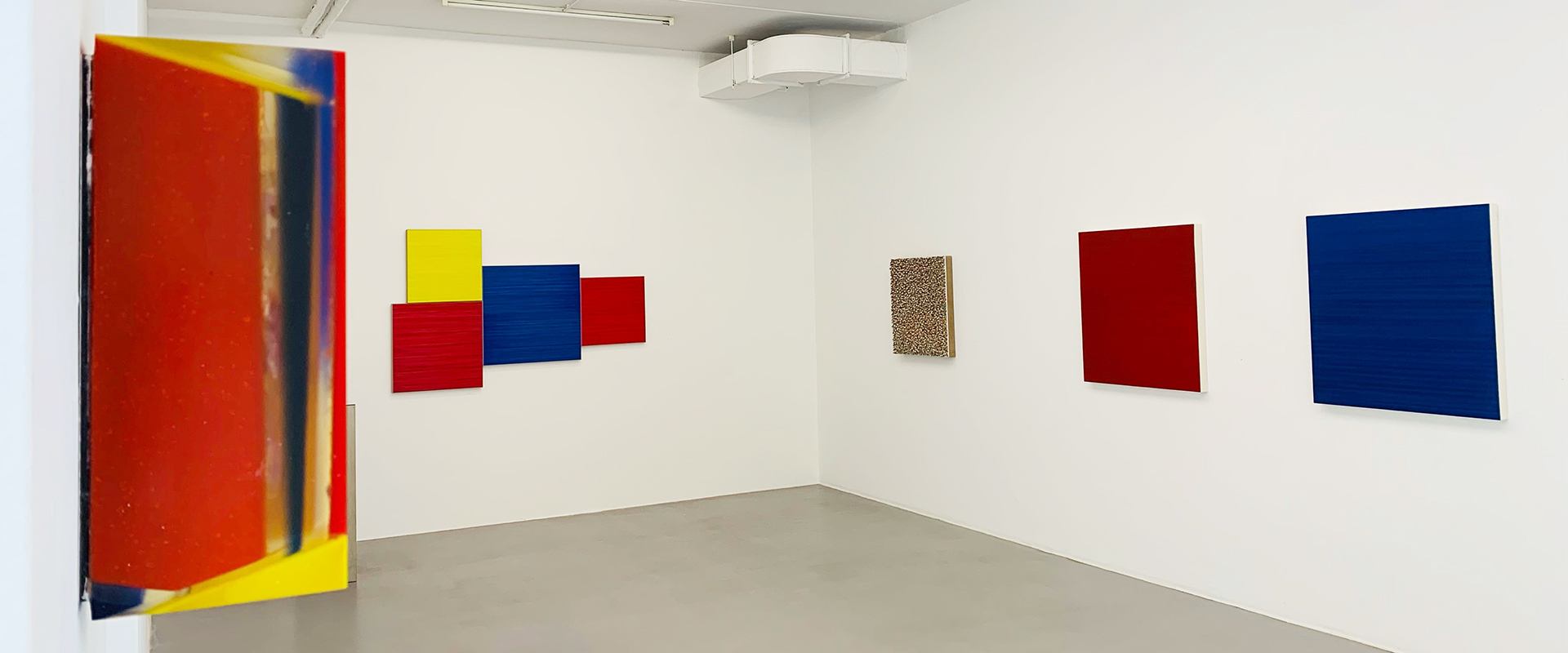 Ausstellungsansicht "Who’s Afraid of Red, Yellow and Blue? A Homage to Barnett Newman", Galerie Renate Bender 2024