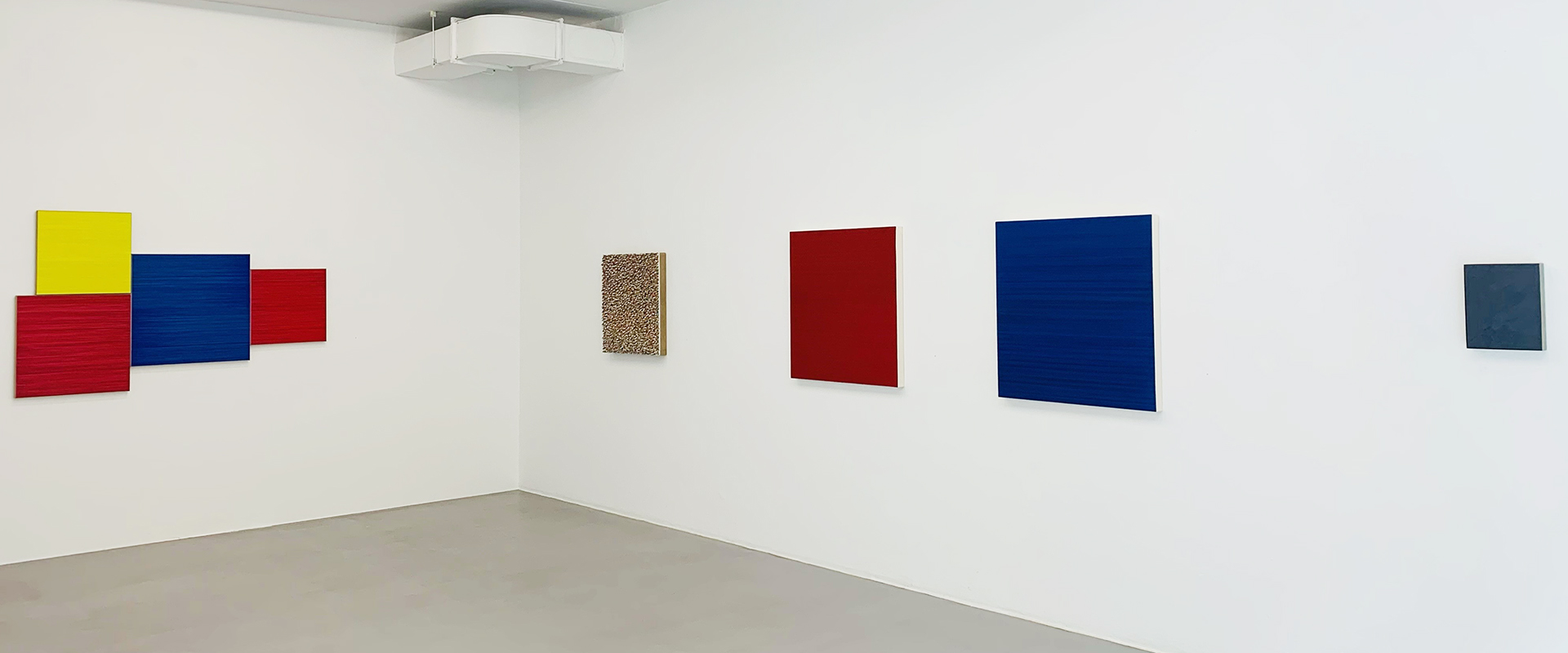 Ausstellungsansicht "Who’s Afraid of Red, Yellow and Blue? A Homage to Barnett Newman", Galerie Renate Bender 2024