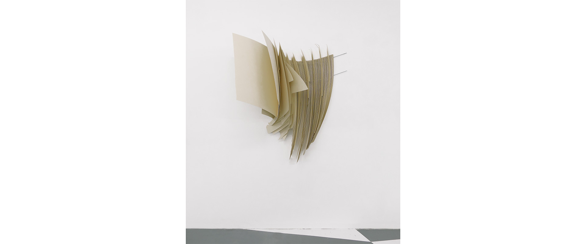 Marile Holzner, O.T (Umwandlung 3) – 2024 Papier, Gewindestange, 125 x 90 x 60 cm